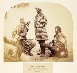 Grupp av bhotanesiska, huvudsakligen eller tibetanskt ursprung, Bhotan, från The People of India, av J. Forbes Watson, publicerad 1868 (albumintryck)